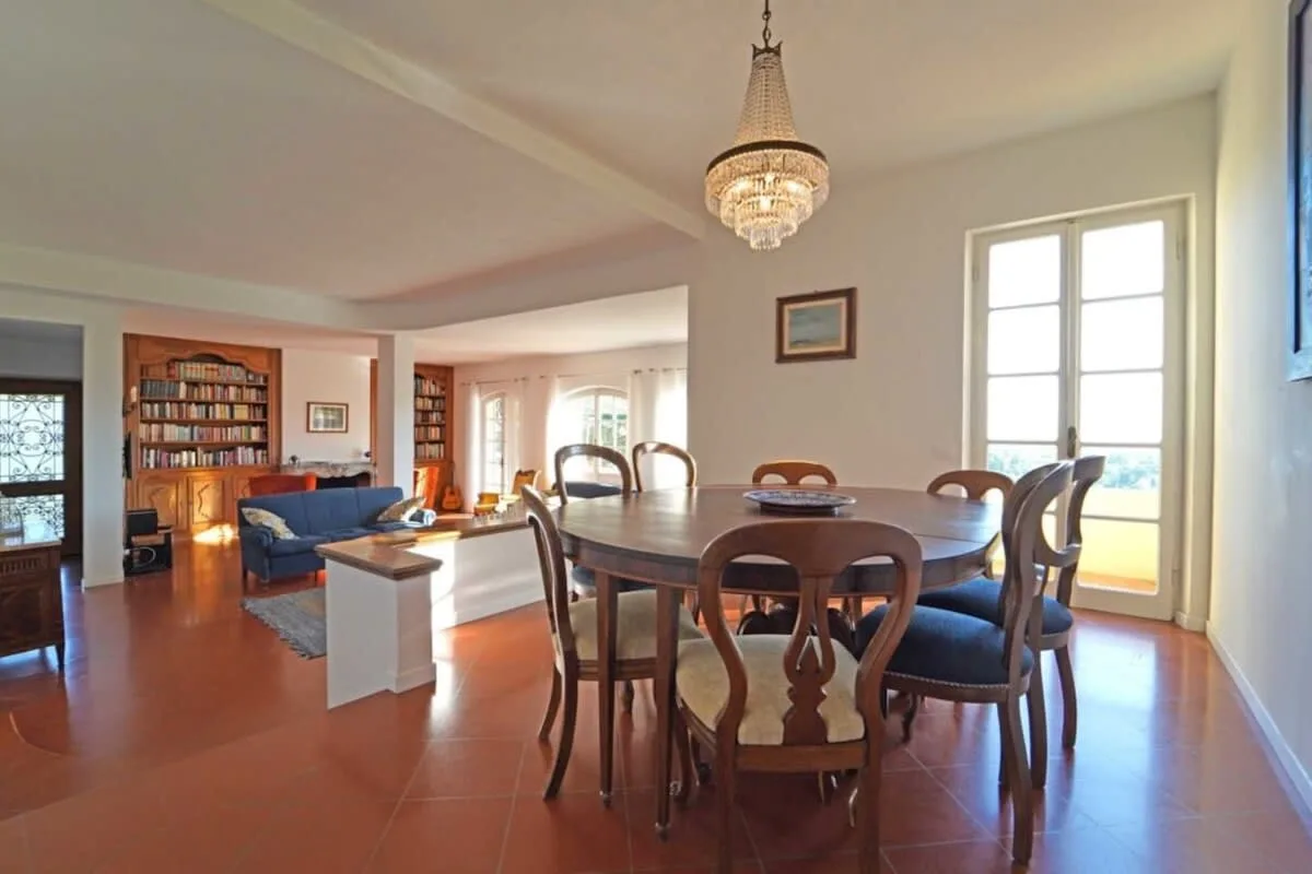 Sonnige Hill Villa umgeben von mediterranen Bäumen, Foto 3