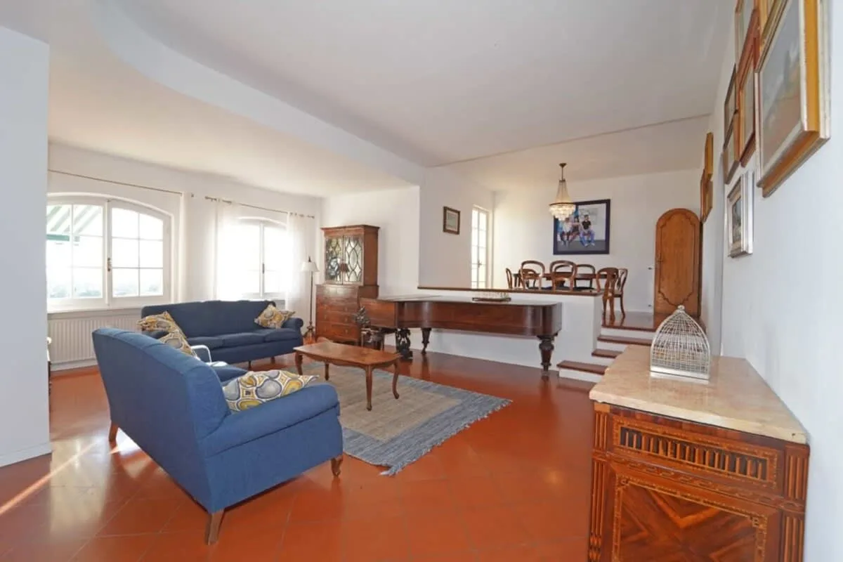 Sonnige Hill Villa umgeben von mediterranen Bäumen, Foto 4