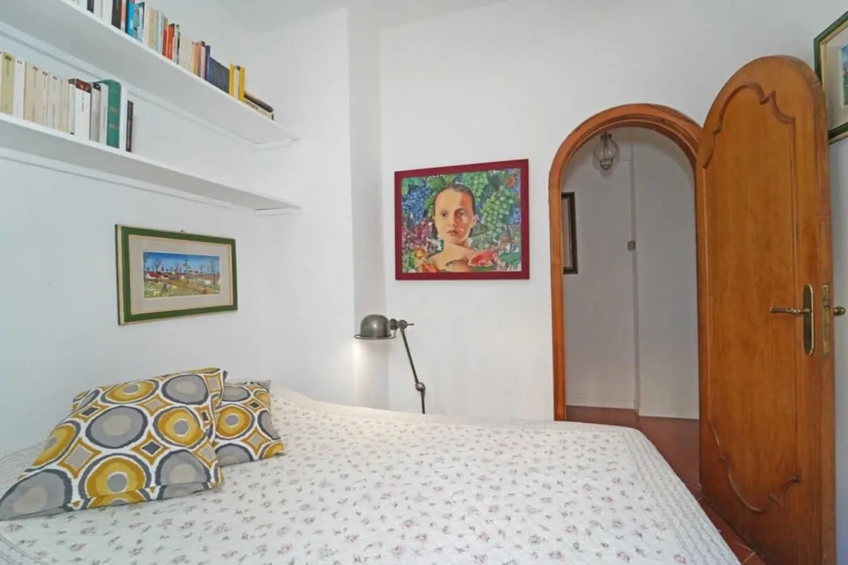 Sonnige Hill Villa umgeben von mediterranen Bäumen, Foto 5