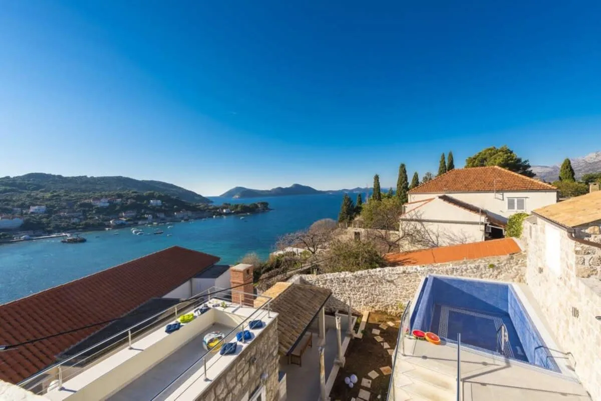 VILLA DE LUXE AVEC TERRASSE OUVERTE ET VUES SUR LA MER