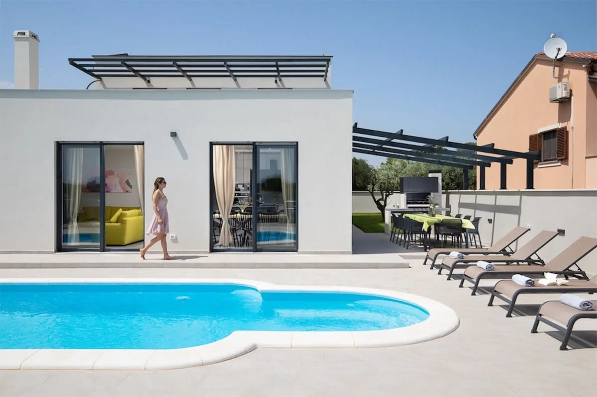 Futuristische Posh Villa in der Nähe des Marktes und Spots