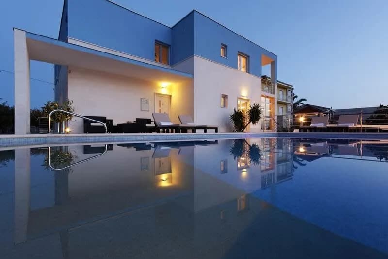 Prächtige Villa an der Küstenlinie mit Innen-Gym, Foto 2