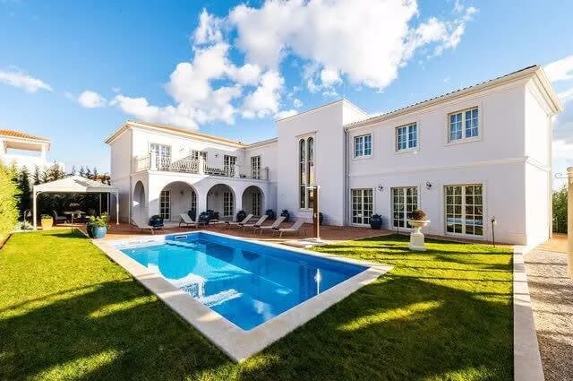Fabulous Spacious Villa with Elegant Look