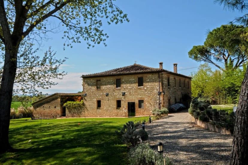 Art Treasures Villa Right Next on the Famous Crete Senesi