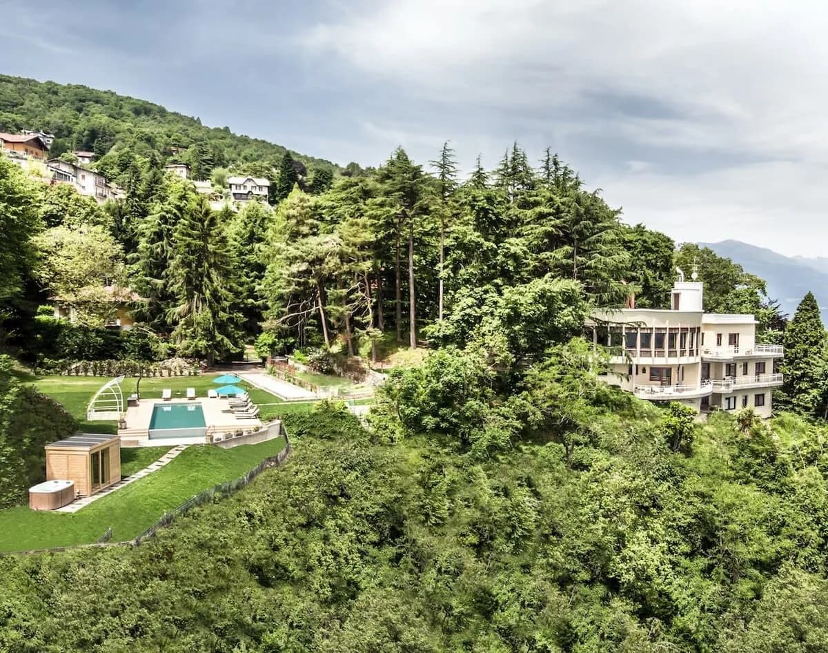 Villa Italiana en las Colinas sobre el Lago de Como