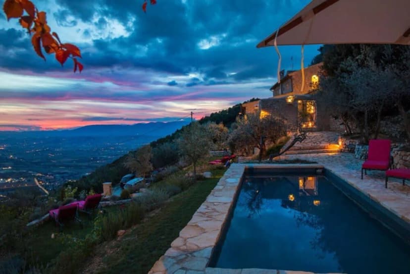 Majestic Paradise Villa Facing Green Sea of Umbria