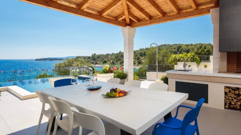 Magnificent Deluxe Villa with Jacuzzi and Steam Room
