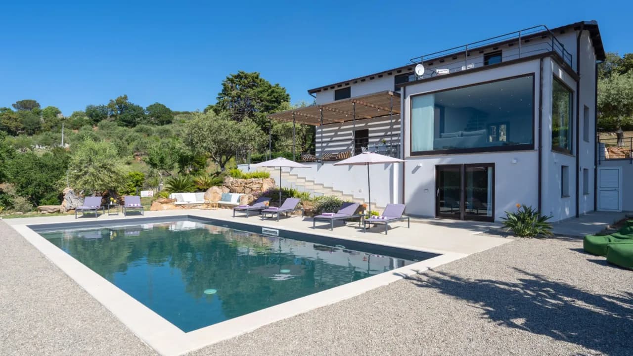 Destacada Villa Deluxe con Jardín en Terraza y Piscina