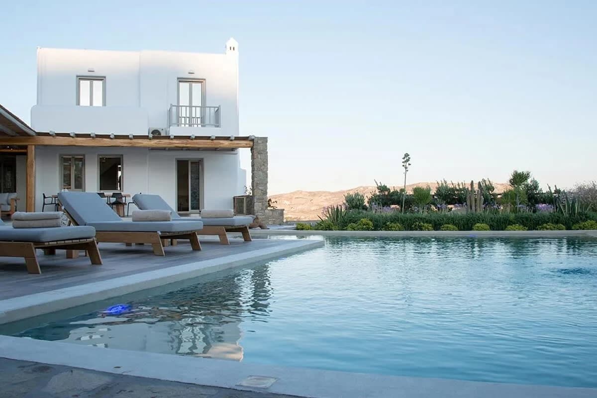 Östliche Posh Villa auf den Hügeln mit Blick auf Lia Beach