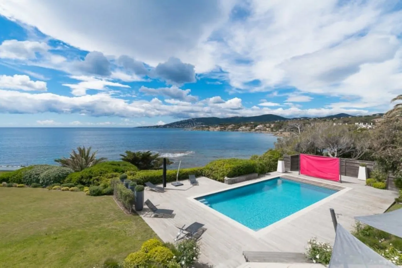 Villa Éblouissante au Bord d'une Falaise, photo 3