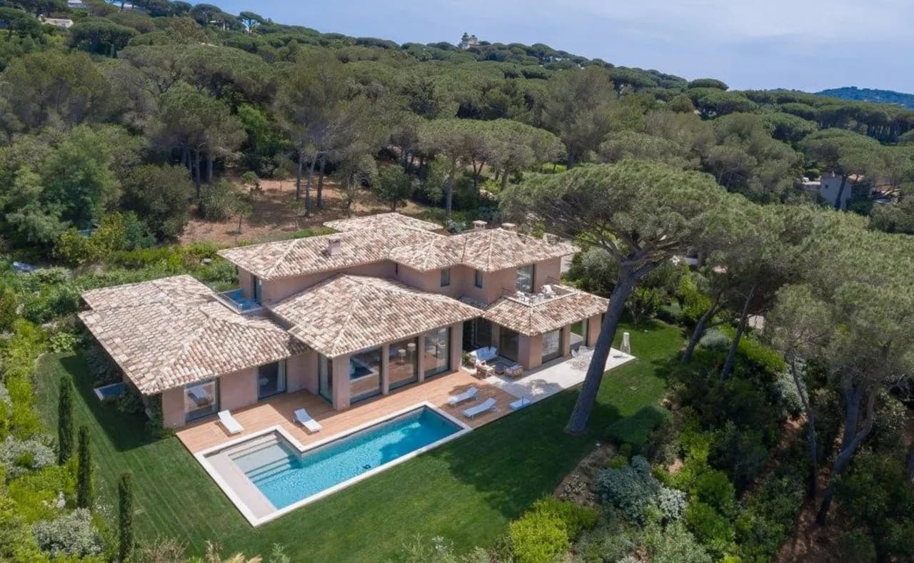 Eine fantastische Villa neben einem schönen Hain