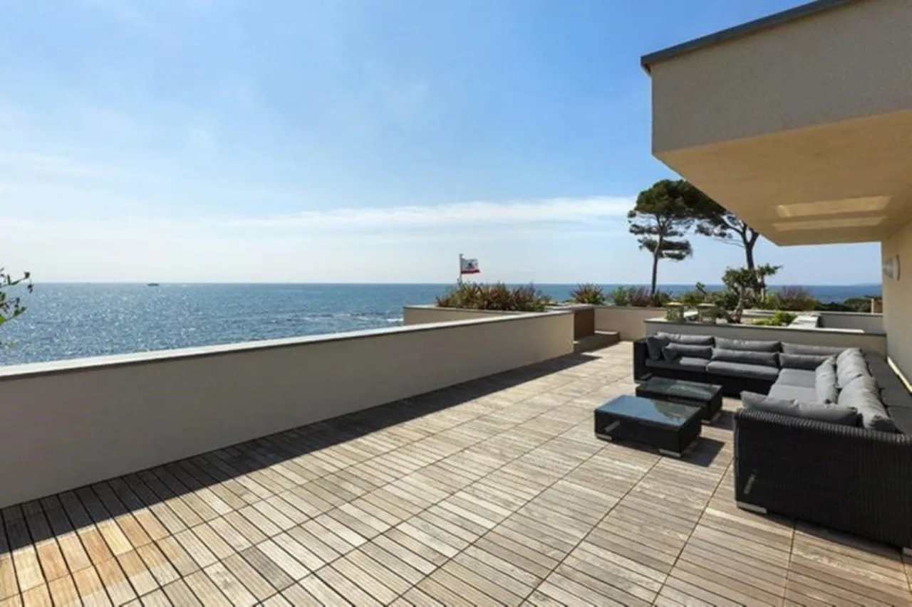 Exceptional Villa Right on the Beach photo 3