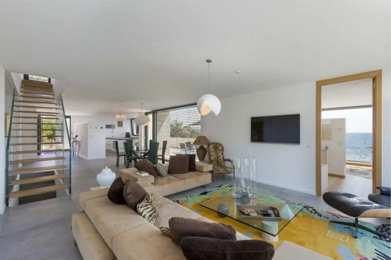 Exceptional Villa Right on the Beach photo 4