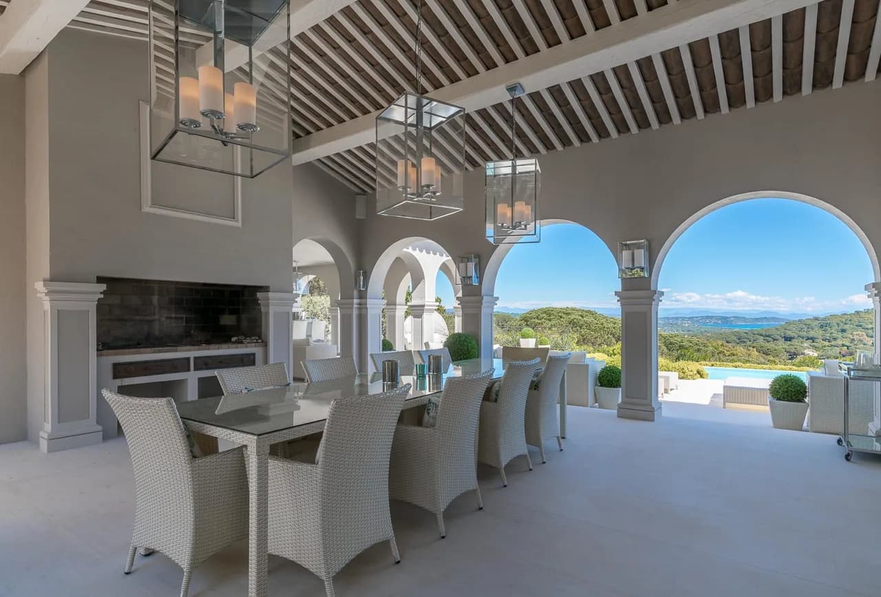 Hervorragende luxuriöse neue Villa mit Blick auf die Bucht
