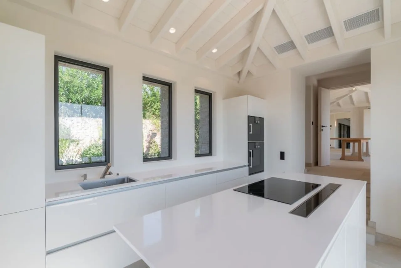 Luxuriöse zeitgenössische Villa mit hervorragenden Terrassen, Foto 4