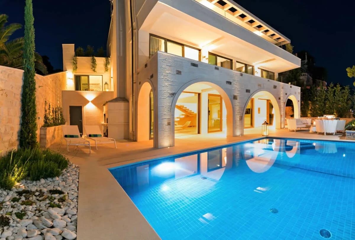 First Rate Villa with Remarkable Furnishings photo 3