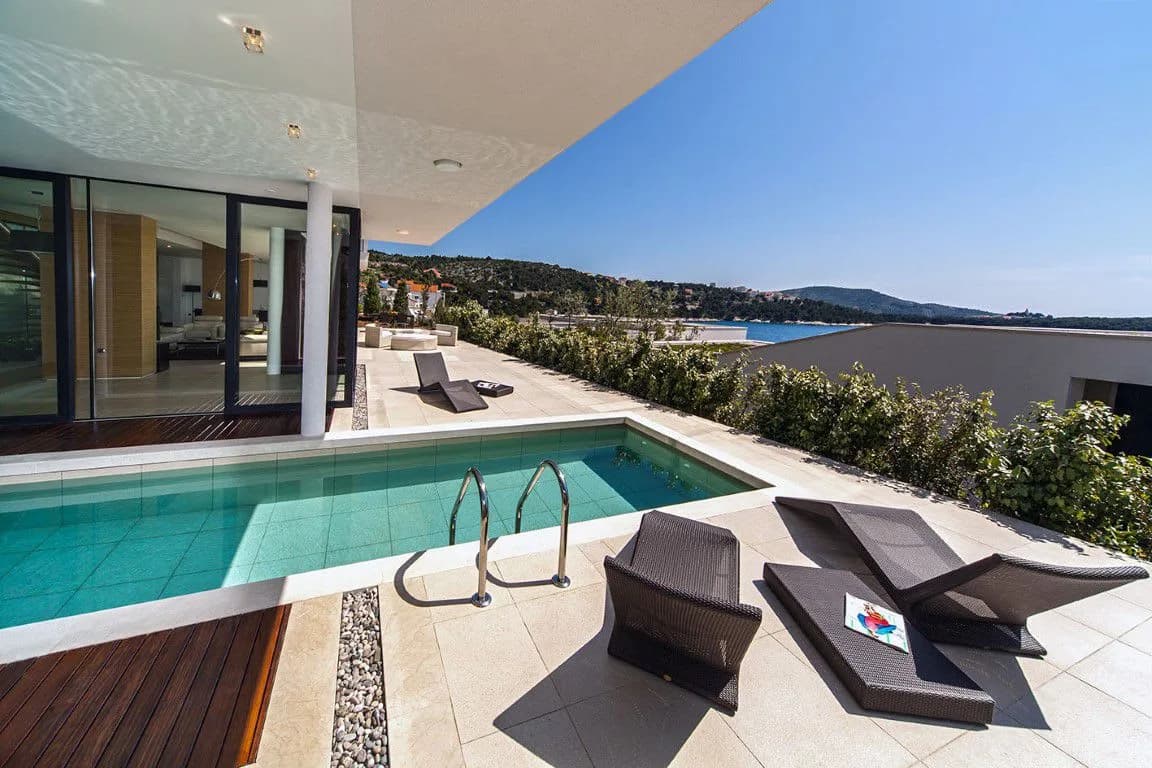 Prestige-Villa mit großem Innenpool, Foto 2