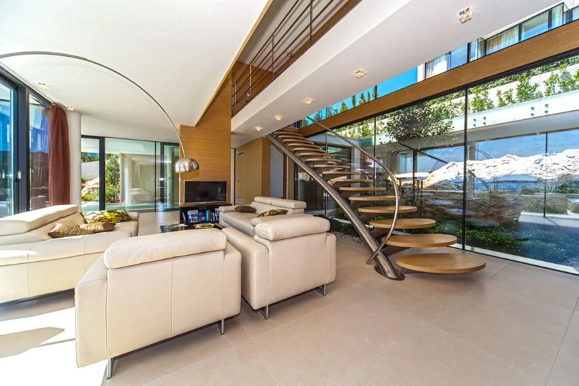 Prestige-Villa mit großem Innenpool, Foto 4