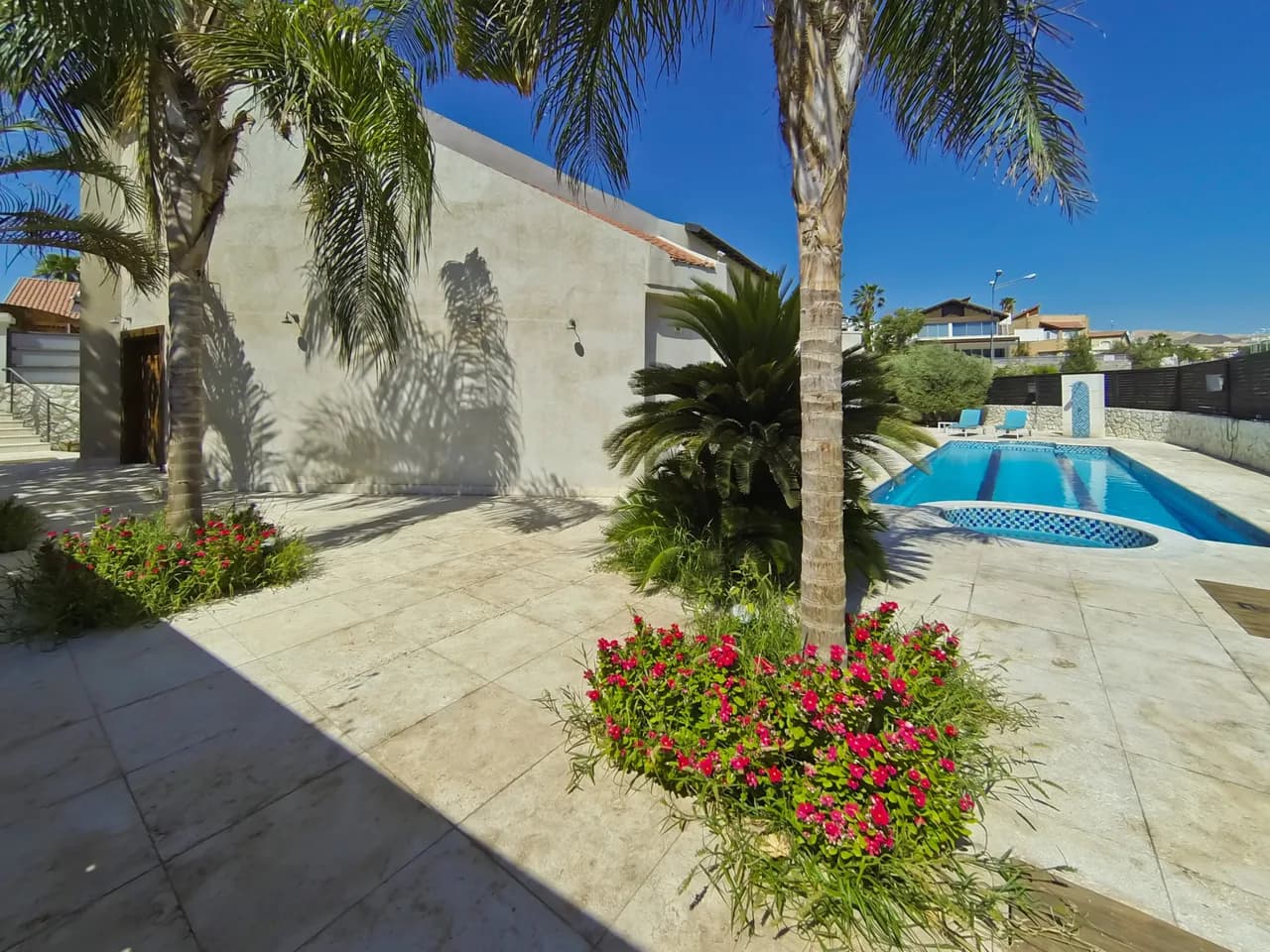 Magnificent Spacious Villa with Swimming Pool photo 4