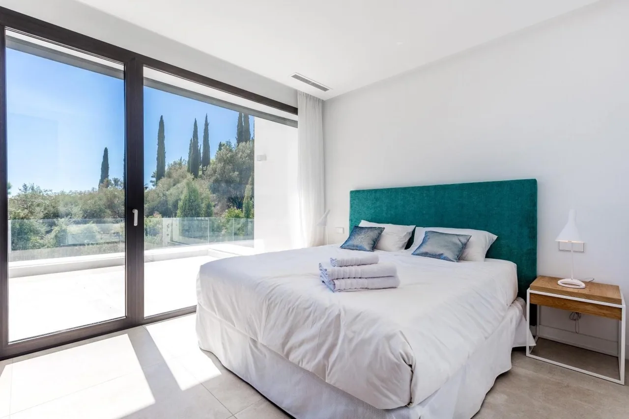 Junge Marbella Villa mit ruhigem Infinity-Pool, Foto 3