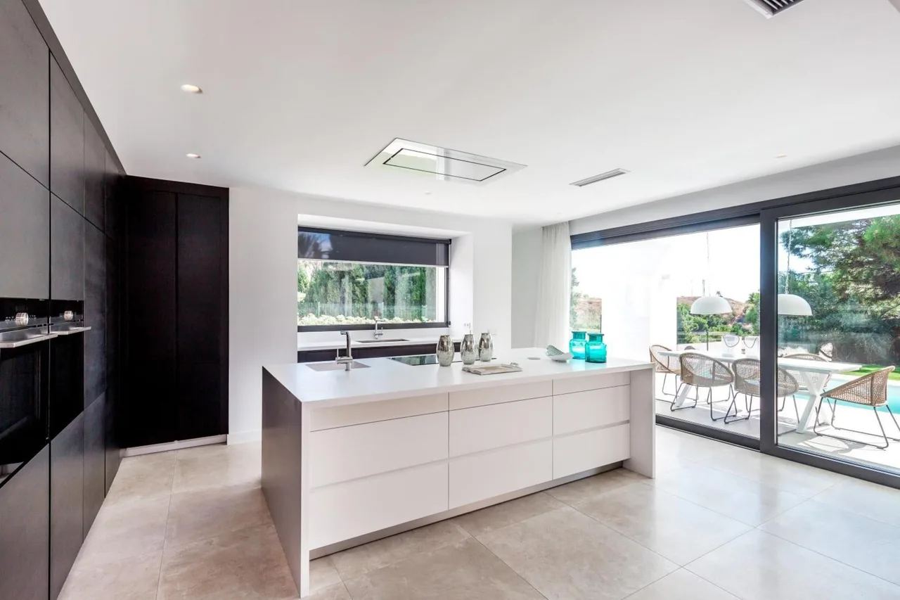 Junge Marbella Villa mit ruhigem Infinity-Pool, Foto 4