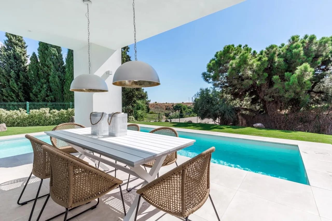 Junge Marbella Villa mit ruhigem Infinity-Pool, Foto 5