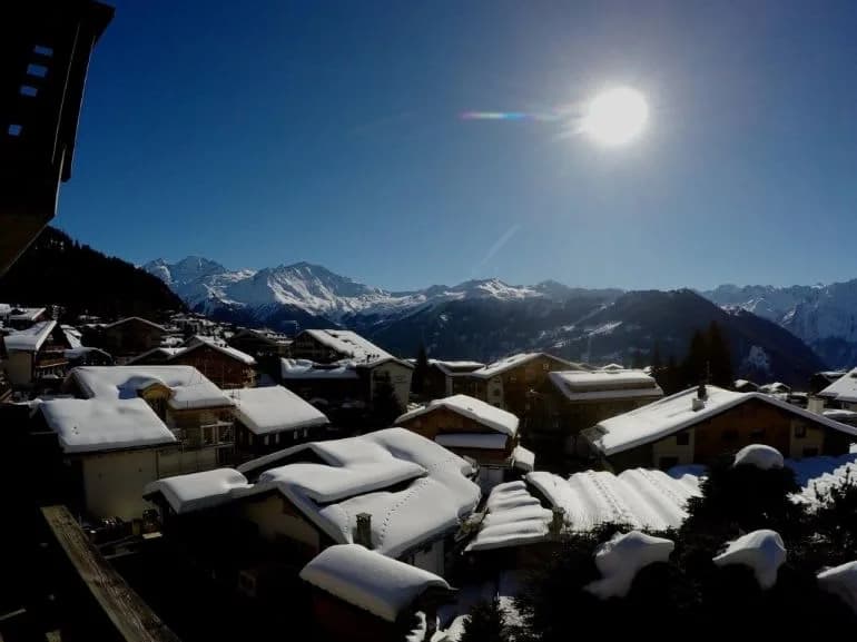Appartement Ensoleillé avec Vues sur les Chaînes de Montagnes, photo 2