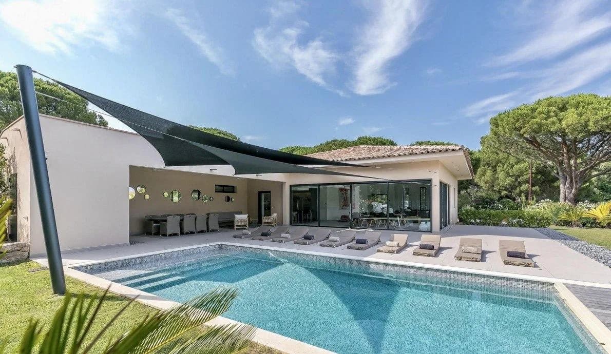 Villa élégante avec piscine chauffée et jardin frais