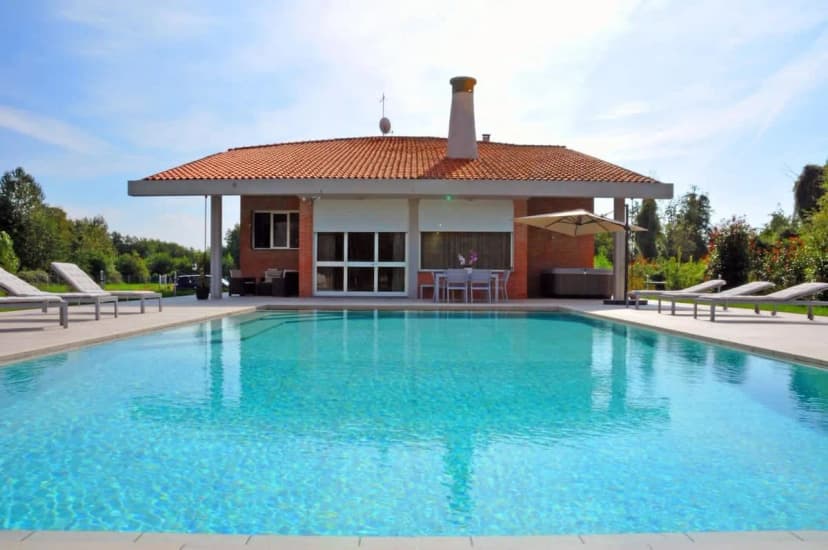Ideal 5 BR Villa With Pool