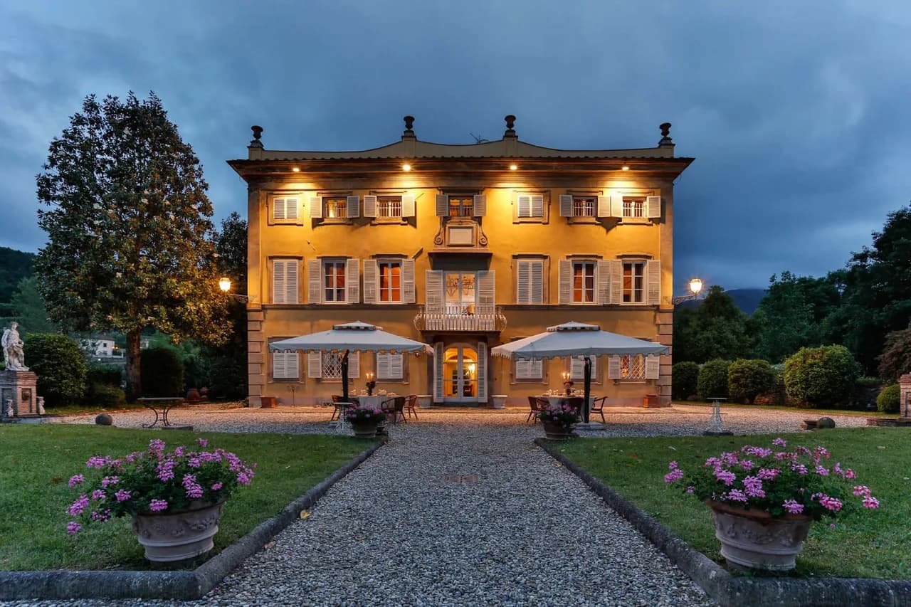 Geräumige moderne Villa mit Pool und italienischem Garten