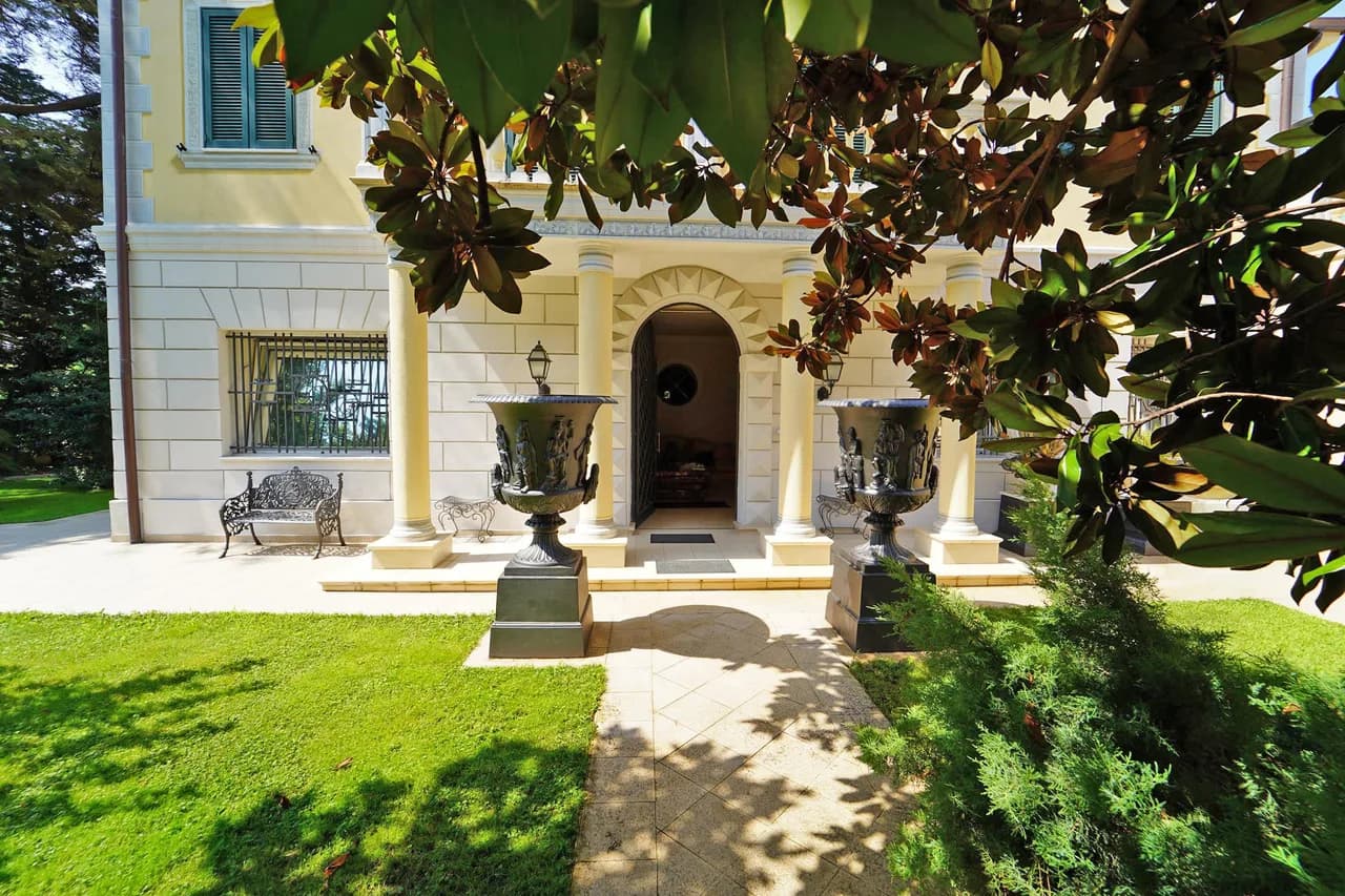 Splendid Aristocratic Villa Surrounded By Greenery photo 5