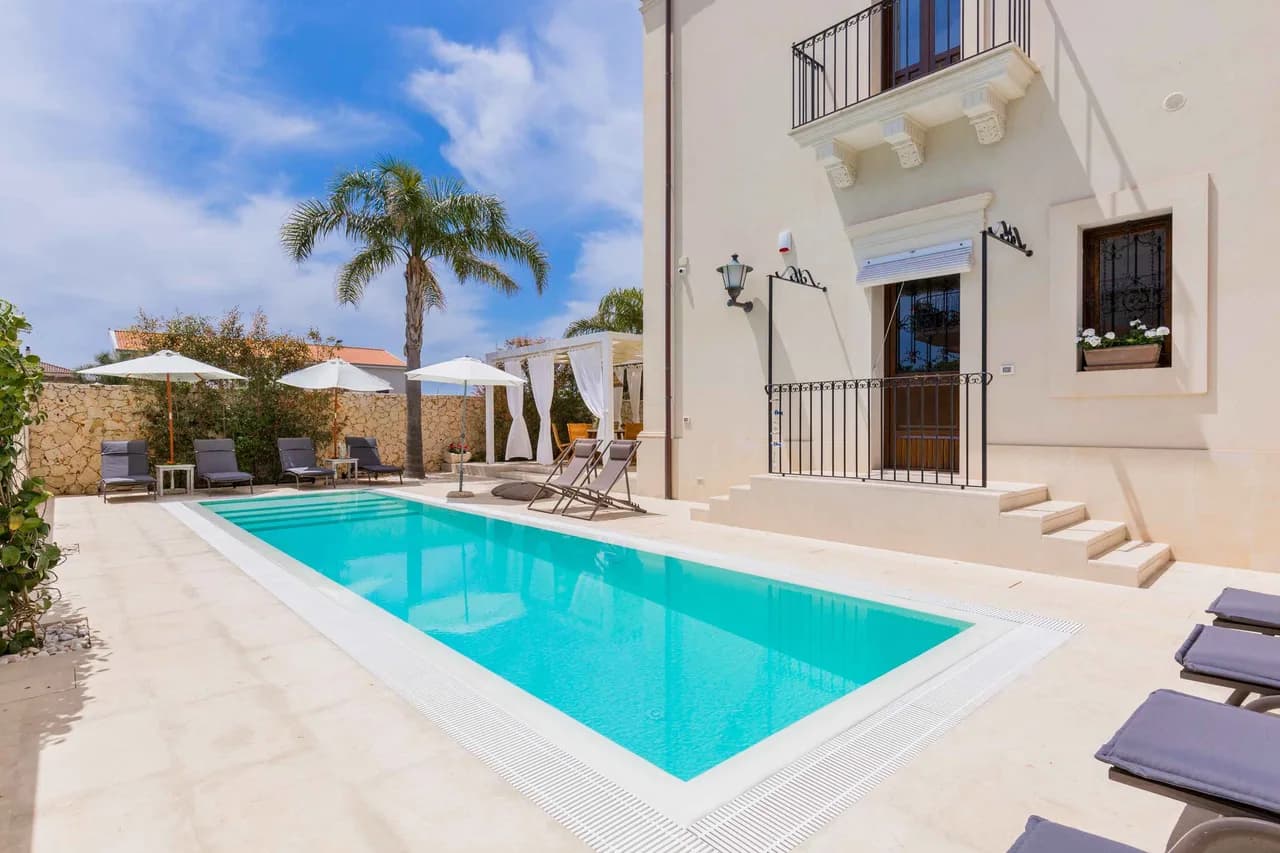 Elegante Villa con Piscina Privada y Vista al Mar