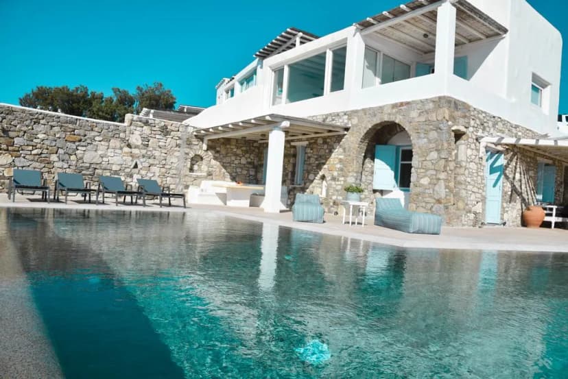 Charming Villa Overlooking the Island of Delos
