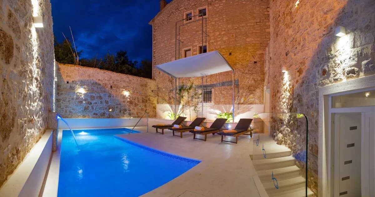 Elegante Villa con Piscina Brillante y Jacuzzi