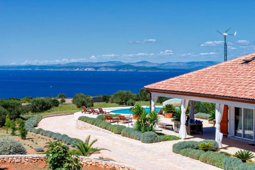 Luxurious Villa With Pool And Panoramic Sea Views