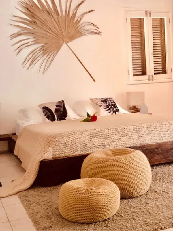 Warm Creole Styled Room With Tropical Flowers photo 2