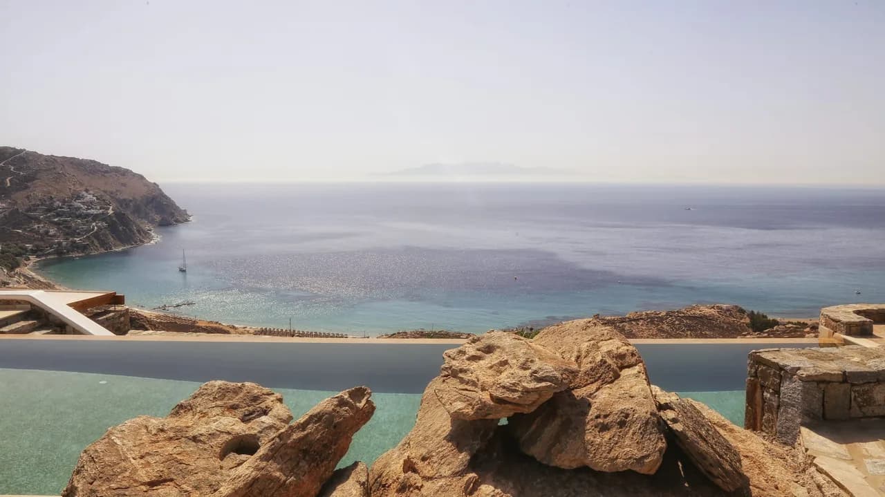 Villa de Firma Griega enclavada en una colina sobre la Playa de Elia