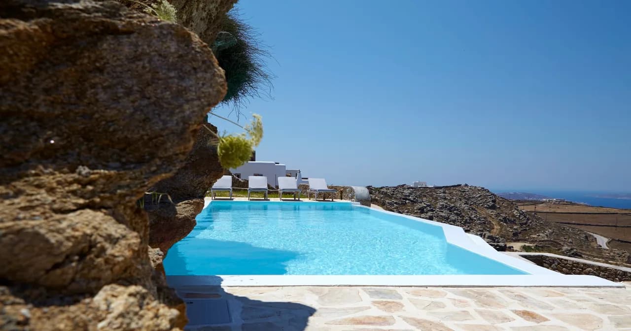 Weiße Schönheit Villa mit modernem Infinity-Pool