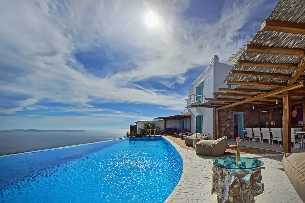 Himmlische Wasser-Villa auf einem felsigen Hügel in Kastro, Foto 5
