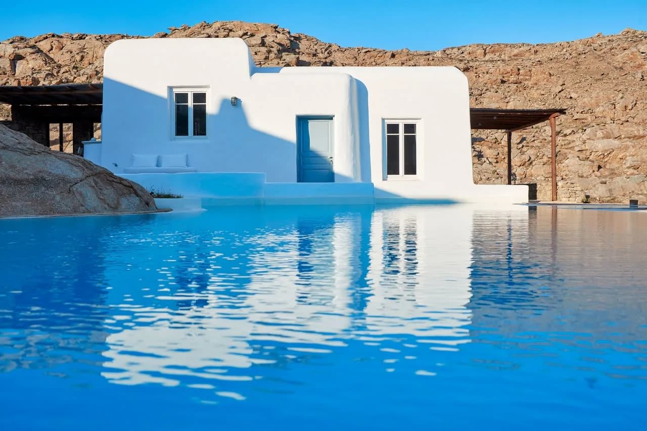 Luxuriöse Villa mit eleganter Architektur und Pool