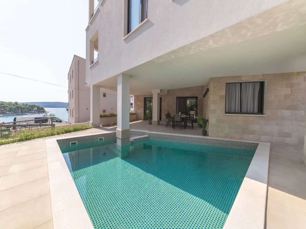Moderne Strandvilla mit Pool und Fitnessraum