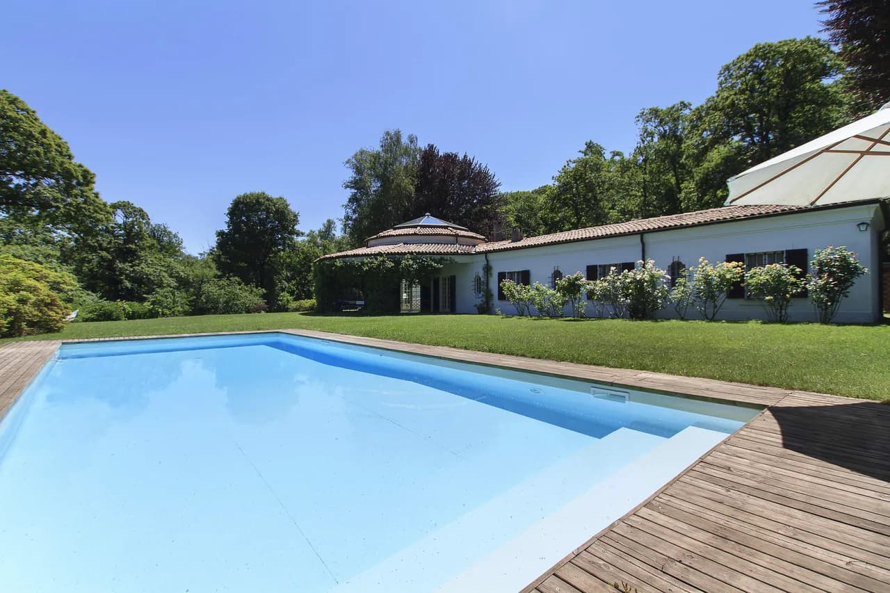 Elegante Villa de 6 Habitaciones con Piscina y Vistas al Lago