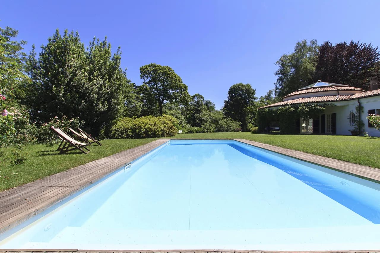 Elegante Villa de 6 Habitaciones con Piscina y Vistas al Lago, foto 3