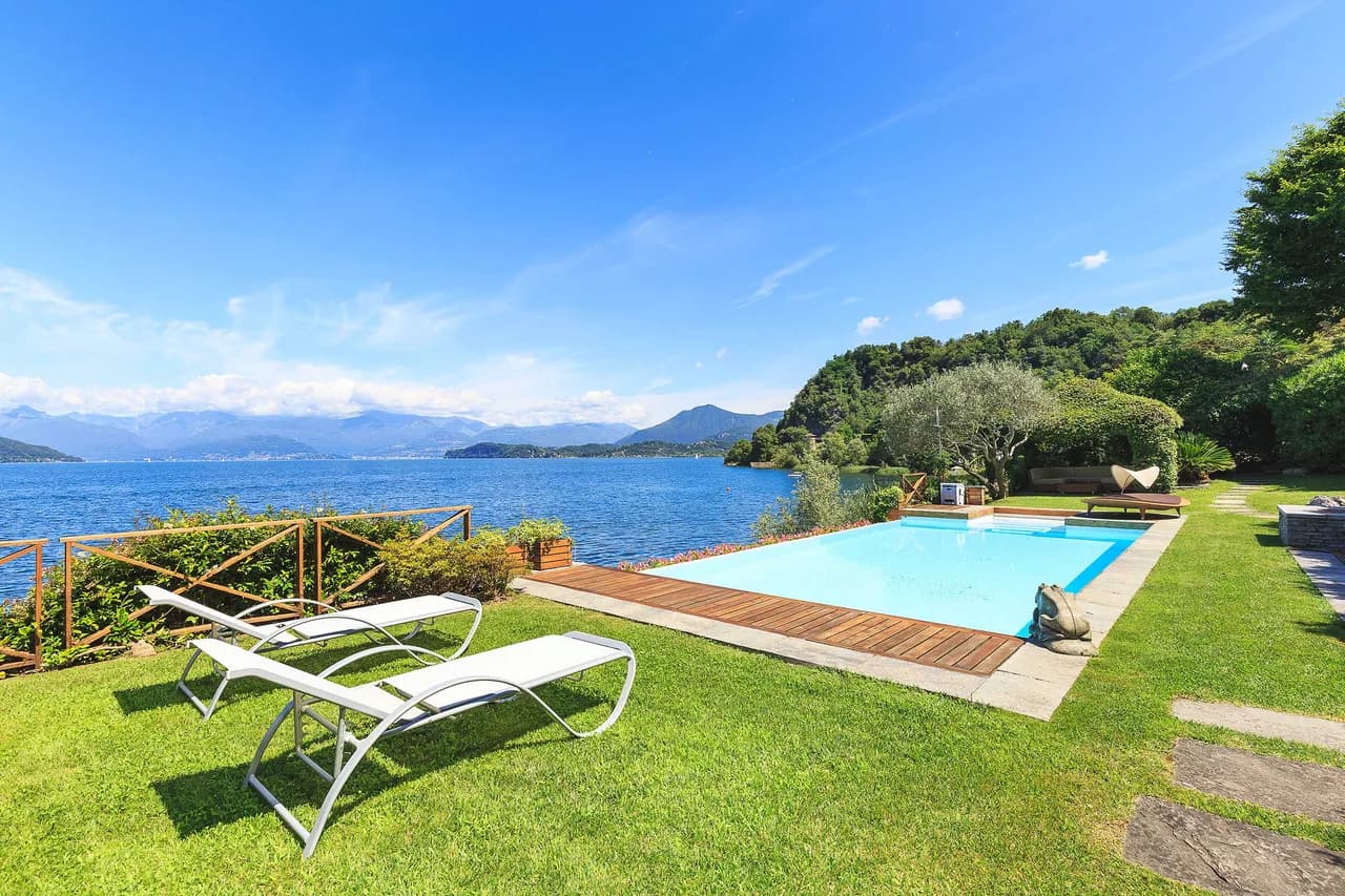 Villa Elegante con Piscina y Vistas al Lago