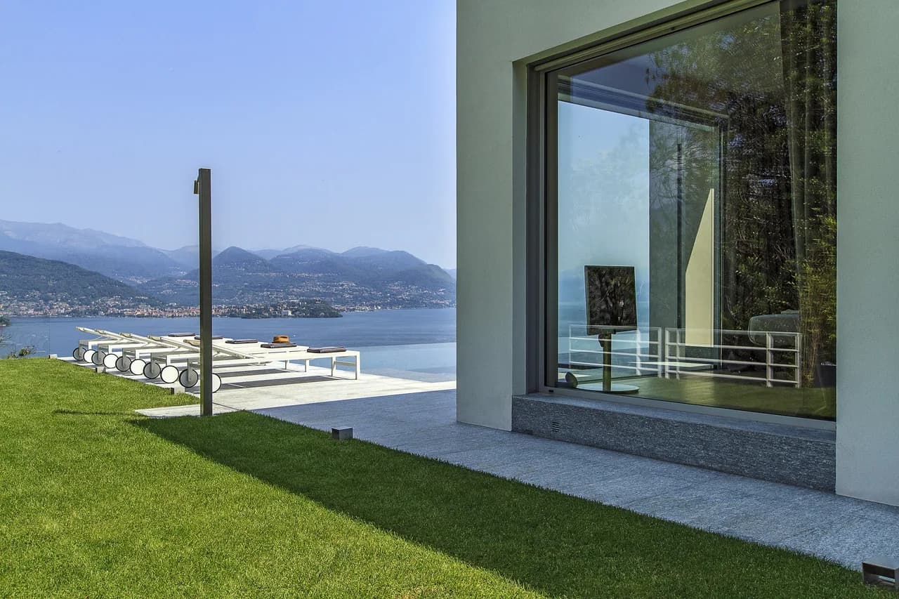 Moderna Villa de Lujo con Vista al Lago y Piscina, foto 3