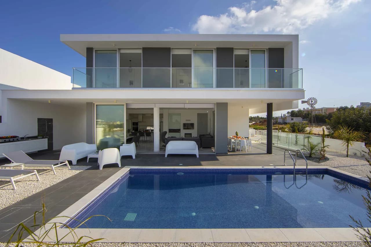Brandneue luxuriöse Villa mit Pool