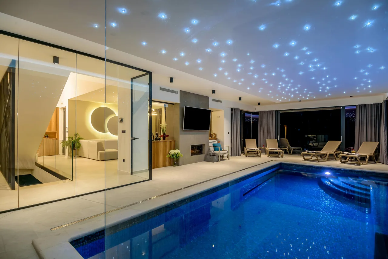 Luxusvilla mit schönem Pool und Tischtennis, Foto 2
