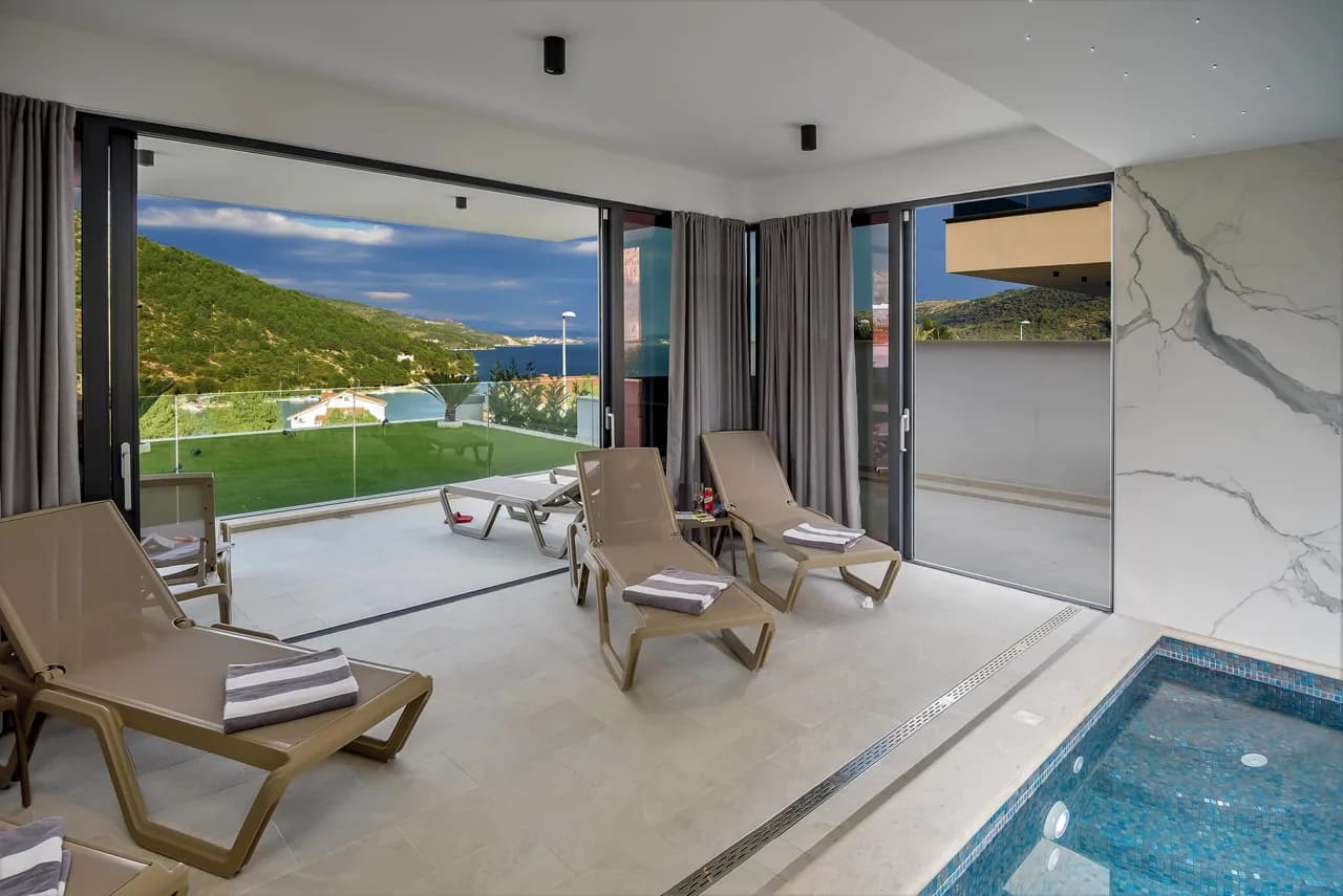 Luxusvilla mit schönem Pool und Tischtennis, Foto 3