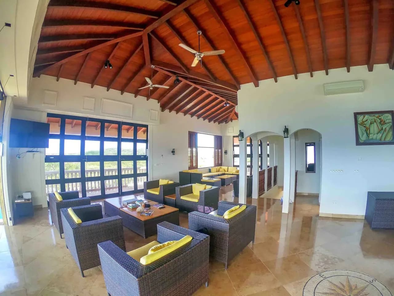 Spektakuläre Villa mit 360-Grad-Blick auf blauen Himmel und Ozean, Foto 2
