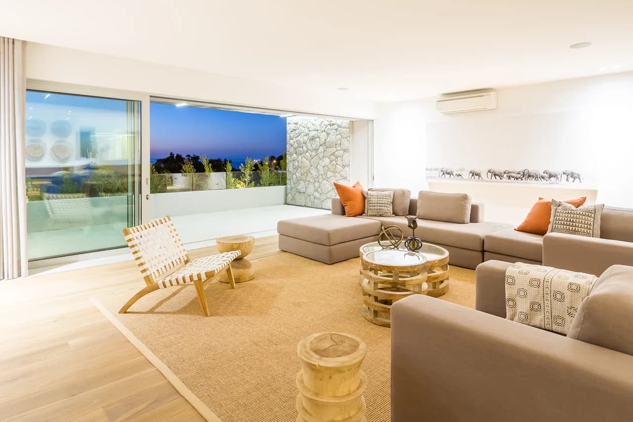 Fantastic Beachfront Apartment With Modern Interiors photo 2